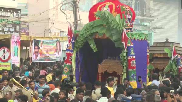 தல்லாக்குளத்தில் தங்கும் அழகர் 