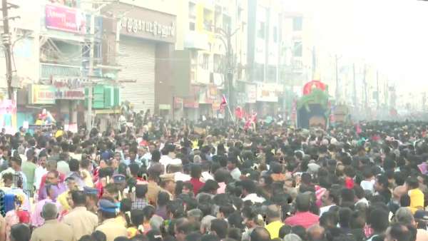 வண்ண வண்ண பட்டுப்புடவைகள் 