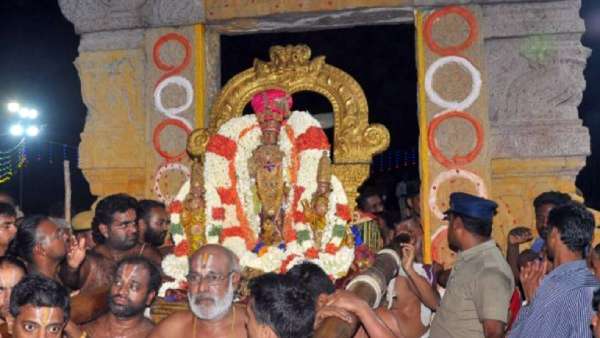 தாக்கிக்கொண்ட பக்தர்கள் தாக்கிக்கொண்ட பக்தர்கள்