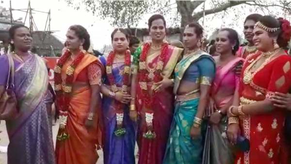 தாலி கட்டிக்கொண்ட திருநங்கைகள் தாலி கட்டிக்கொண்ட திருநங்கைகள்