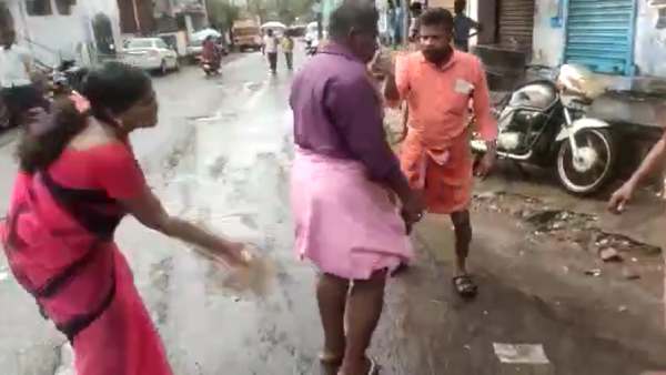 துடைப்பத்தால் அர்ச்சனை 