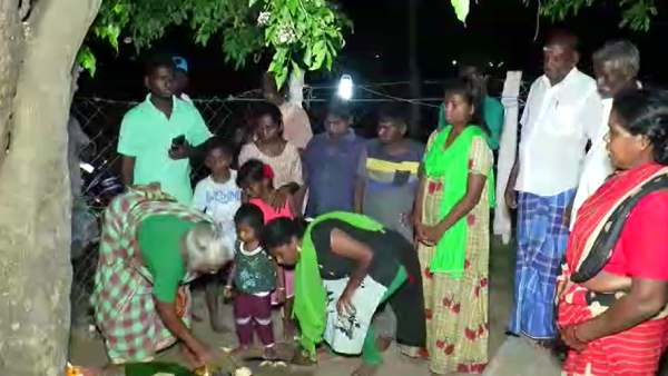 Sudden temple in Nagapattinam - Villagers worship Tree after white liquid flow 