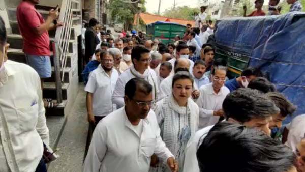 மதத்தின் அடிப்படையில் பார்க்க வேண்டாம் மதத்தின் அடிப்படையில் பார்க்க வேண்டாம்