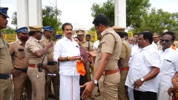 ரேஷன் கடை முன் தர்ணா 