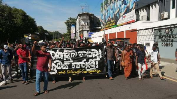 Thousands of Student Protestors surround Srilanka PM Mahinda Rajapaksas Residence Thousands of Student Protestors surround Srilanka PM Mahinda Rajapaksas Residence