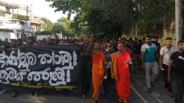 Thousands of Student Protestors surround Srilanka PM Mahinda Rajapaksas Residence Thousands of Student Protestors surround Srilanka PM Mahinda Rajapaksas Residence