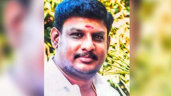ADMK worker urinates in his co party worker house in Chennai - Wife lodged a complaint ADMK worker urinates in his co party worker house in Chennai - Wife lodged a complaint