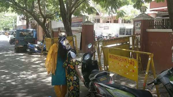 ADMK worker urinates in his co party worker house in Chennai - Wife lodged a complaint ADMK worker urinates in his co party worker house in Chennai - Wife lodged a complaint