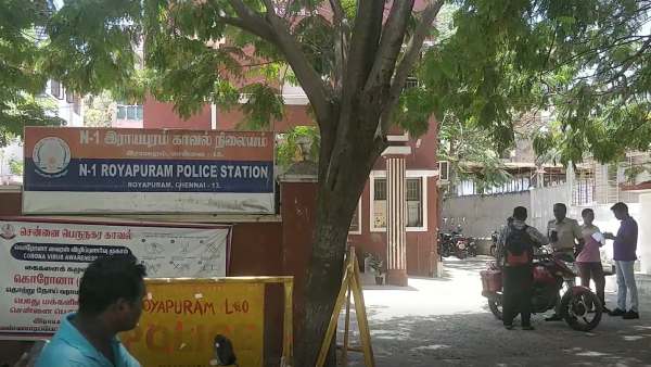 ADMK worker urinates in his co party worker house in Chennai - Wife lodged a complaint ADMK worker urinates in his co party worker house in Chennai - Wife lodged a complaint