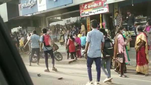  தாக்கிக் கொண்ட மாணவர்கள்