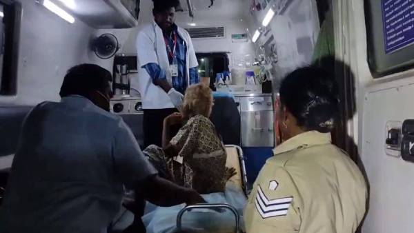 மண்ணை சாப்பிட்ட மூதாட்டி 