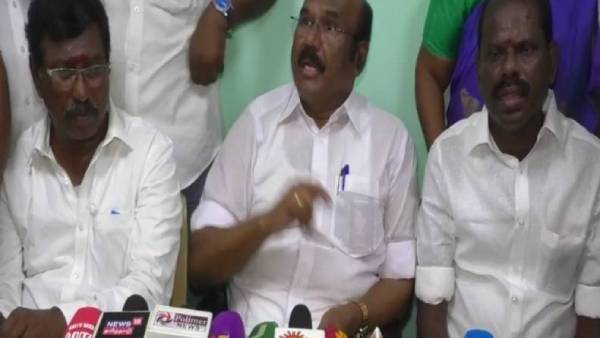 வேலையைக் காட்டும் அணில்