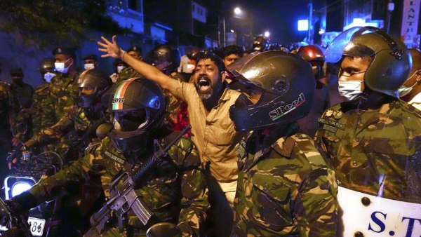 வீடுகள் முற்றுகை 