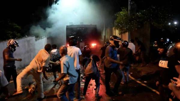 திடீர் திடீரென போராடுகிறார்கள் 