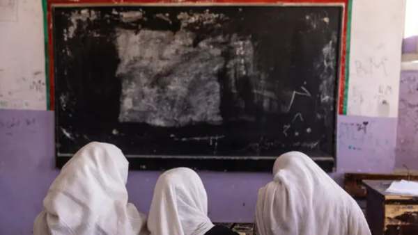  பள்ளிகளில் கட்டுப்பாடுகள் 