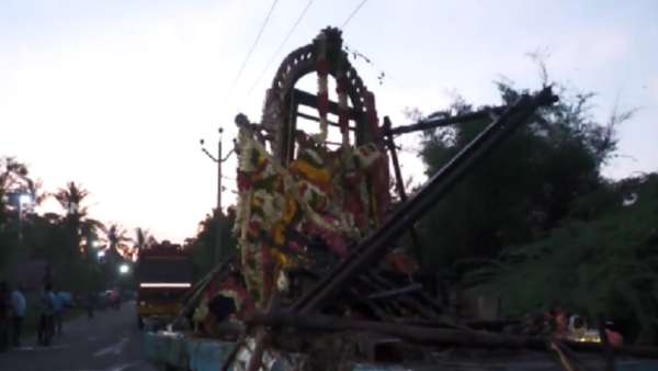  பள்ளத்தில் இறங்கிய தேர் சக்கரம் 