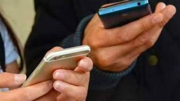 பள்ளி வகுப்பறைக்குள் செல்போன் கூடாது 