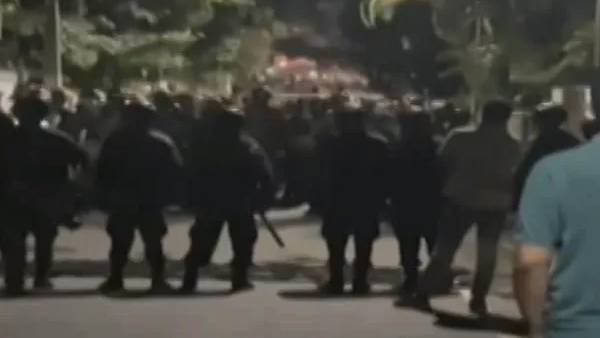  போலீசார் மீது தாக்குதல்