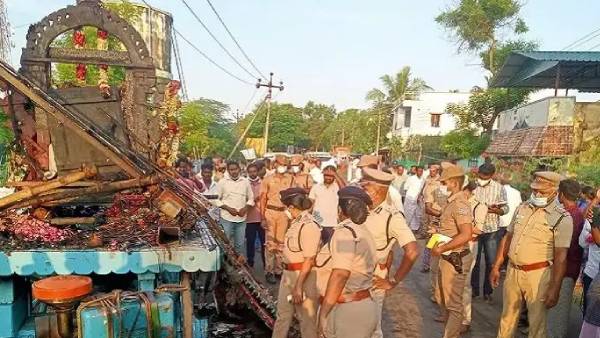 பள்ளத்தில் இறங்கிய தேர் பள்ளத்தில் இறங்கிய தேர்