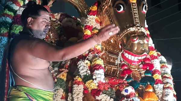 கள்ளழகர் வைகையில் இறங்குதல் 