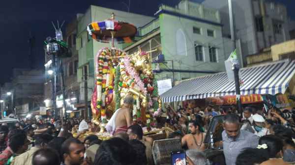 தங்கக் குதிரை வாகனமும் கருட வாகனமும் 