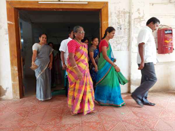 ஒரே வேனில் ஏறிய கவுன்சிலர்கள் ஒரே வேனில் ஏறிய கவுன்சிலர்கள்