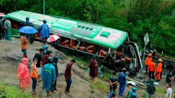 பள்ளத்தில் கவிழ்ந்தது