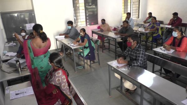  9 மணிக்கு துவங்கிய தேர்வு 