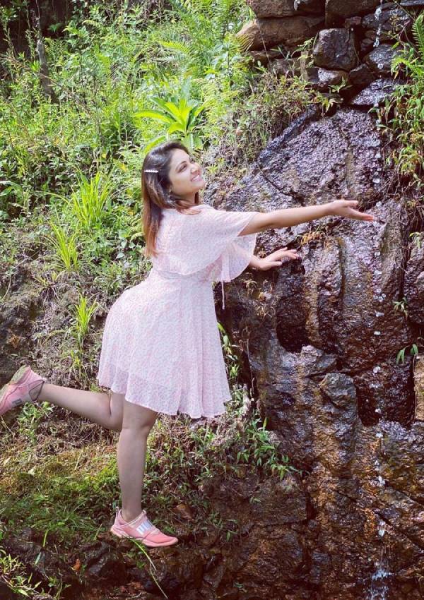  அருவியில் நனையும் ரோஜா 