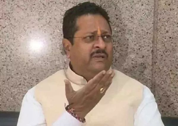 முதல்வர் பதவிக்கு ரூ.2,500 கோடி 