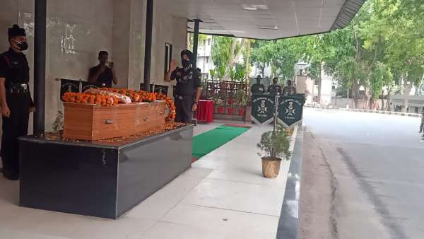 தூக்கி வீசப்பட்ட ராணுவ வீரர் 