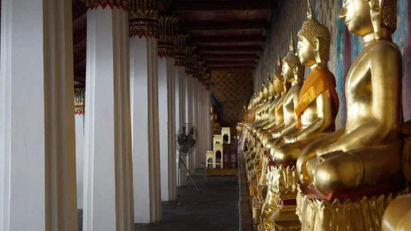 புத்த விகாரையில் வழிபாடு புத்த விகாரையில் வழிபாடு