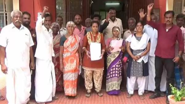 போலீஸ் ஸ்டேஷன் முன்பு ஆர்ப்பாட்டம் 