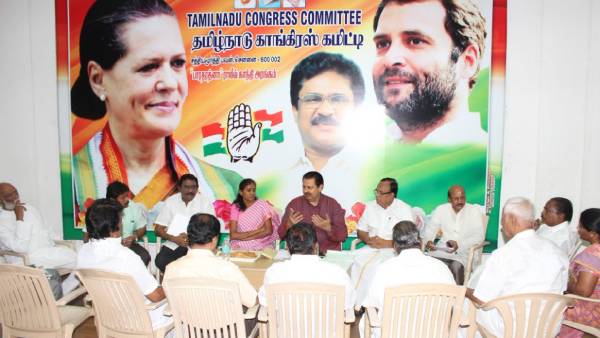 பெண் ஒருவர் பெண் ஒருவர்