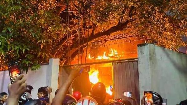 மகிந்த ராஜபக்சே முற்றுகை 