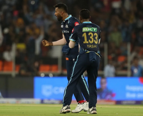 அடுத்தடுத்து விக்கெட் 