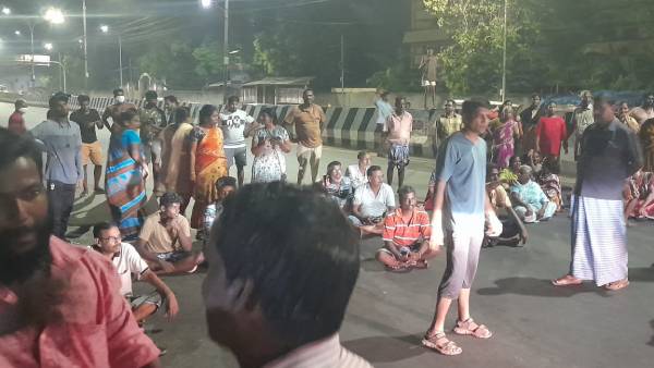 சென்னையில் சாலை மறியல் சென்னையில் சாலை மறியல்