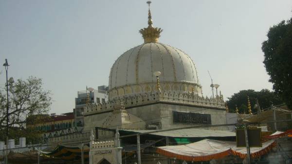 தர்காவுக்கு சால்வை அனுப்பும் பிரதமர் மோடி தர்காவுக்கு சால்வை அனுப்பும் பிரதமர் மோடி