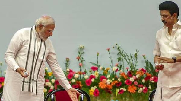 அரசியல் செய்கிறார் அரசியல் செய்கிறார்