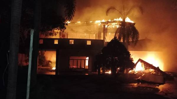  தீ வைப்பு- துப்பாக்கிச்சூடு - 2 பேர் பலி