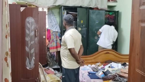  65 sovereign gold stolen from headmaster house in Gobichettipalayam 