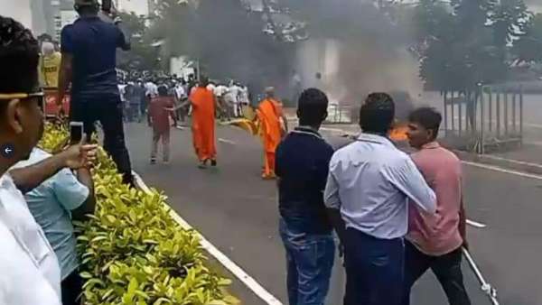 தலைவர்கள் மீது தாக்குதல் 