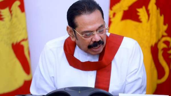 சிங்களர்களாலேயே துரத்தப்படுகிறார் சிங்களர்களாலேயே துரத்தப்படுகிறார்