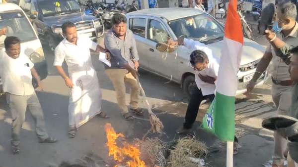 சீமான் உருவ பொம்மை எரிப்பு 