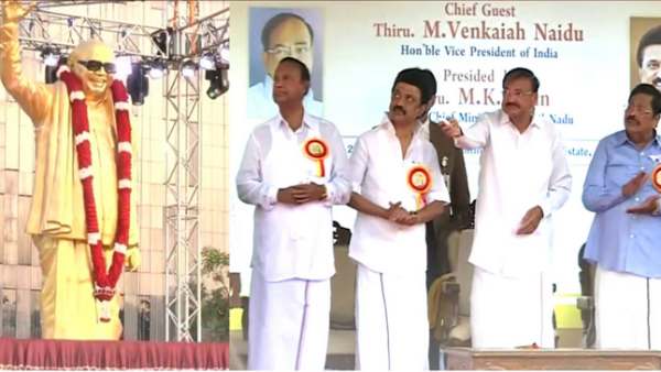 பெரியார் அண்ணாவுக்கு நடுவே 