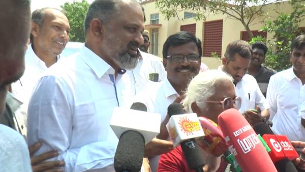 நீதிமன்ற படியேறிய அற்புதம்மாள் நீதிமன்ற படியேறிய அற்புதம்மாள்