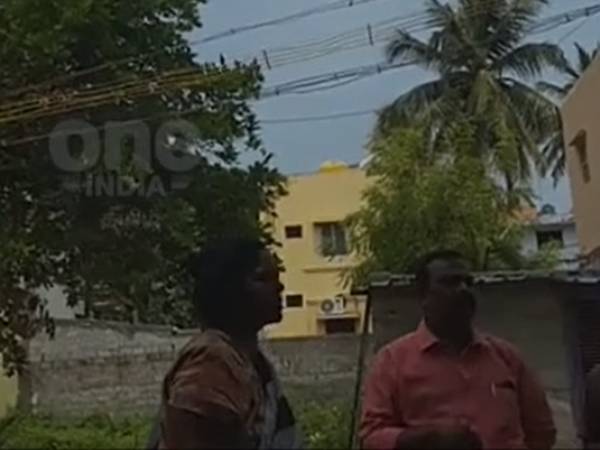  நைட்டியுடன் மஞ்சுளா