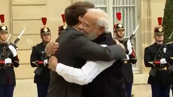 பிரான்ஸ் சென்ற மோடி 