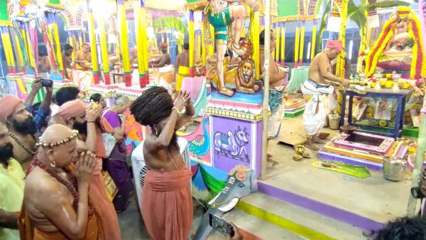 ஜீயரை சுமக்கும் அடித்தட்டு மக்கள் 