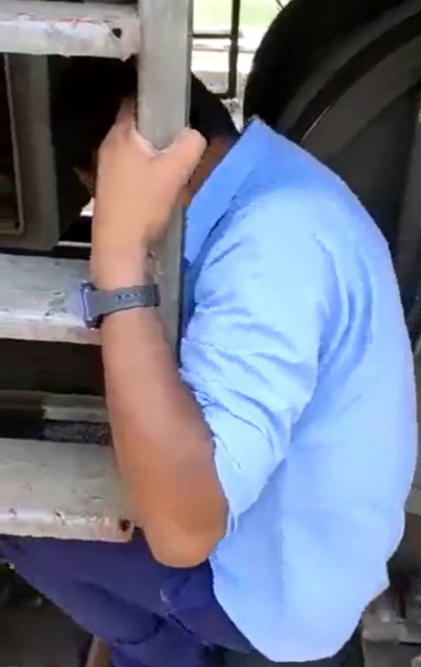  தேவையின்றி இழுக்கப்படும் சங்கிலிகள் 